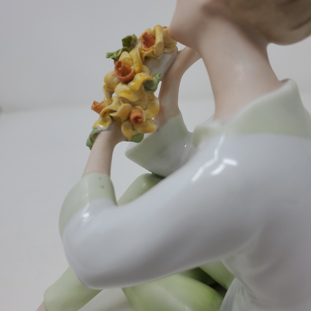 WALLENDORF Figurine Lady Sitting with Bouquet 6.75" Mint 1764 #1757 (2WLL005) - Picture 4 of 13